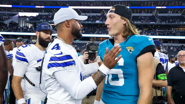 Dallas Cowboys quarterback Dak Prescott saluda a Jacksonville Jaguars quarterback Trevor Lawrence