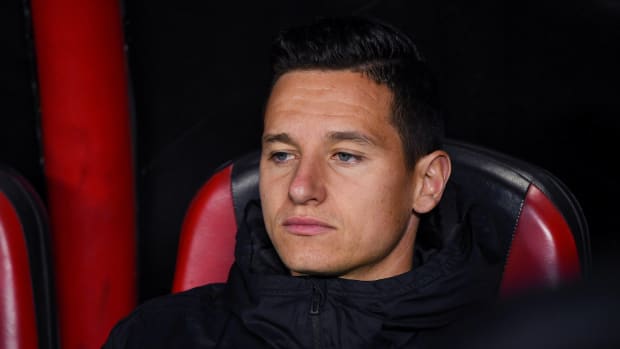 Florian Thauvin con chamarra negra de Tigres