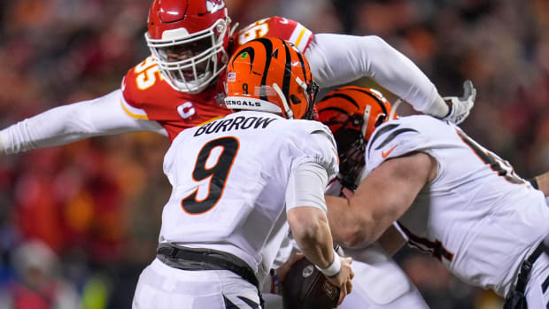 Bengals sign veteran guard Spain to practice squad