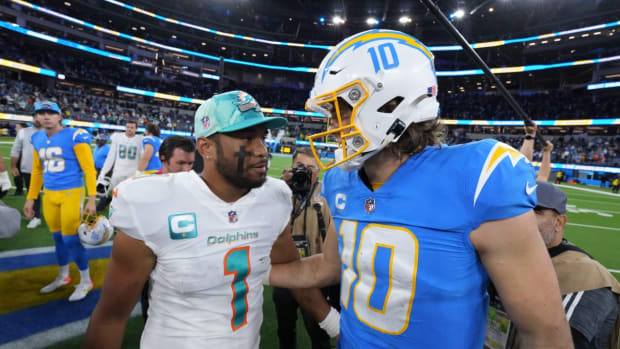 Tua + Tyreek = OMFG”: Five Touchdowns & 681 Passing Yards Combined, Miami  Dolphins 40YO HC Mike McDaniel's Locker-Room Master Plan Hits the Bullseye  - EssentiallySports