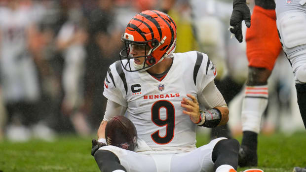 Bengals QB Joe Burrow meets Ken Anderson after practice