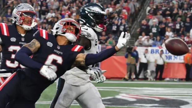 Free agent DeAndre Hopkins poses with Matthew Judon in Patriots locker room