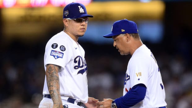 Dave Roberts y Julio Urías conversando