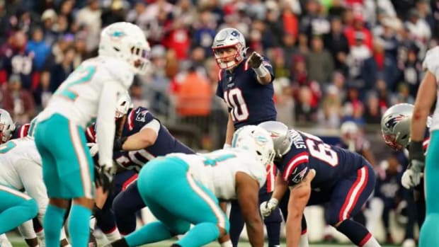 Bears bounce QB Mac Jones from game, lead Patriots 20-14 at