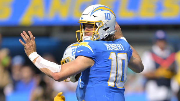 Jacksonville, FL, USA. 12th Nov, 2017. Jacksonville Jaguars offensive guard  Josh Walker (73) during the NFL football game between the Los Angeles  Chargers and the Jacksonville Jaguars. Jacksonville defeated Los Angeles  20-17