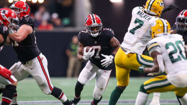 Green Bay Packers kicker Mason Crosby (2) warms up before a NFL football  game between the Green Bay Packers and Chicago Bears Sunday, Oct 17. 2021,  in Chicago. (AP Photo/Jeffrey Phelps Stock