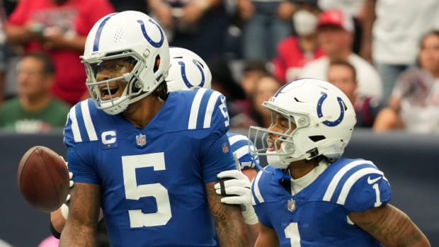 Indianapolis, Indiana, USA. 25th Sep, 2022. Indianapolis Colts defense and  Kansas City Chiefs offensive players wait out an instant replay in the  sunny part of the field during the game between the