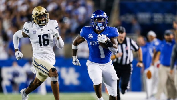 Kentucky Wildcats running back Ray Davis (1) zig-zaged the Zips on a 58-yard TD catch in the third quarter, he hauled in a pass from Devin Leary as the Cats beat Akron 35-3 in Saturday at Kroger Field in Lexington. Sept. 16, 2023