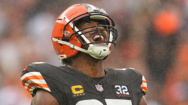 Browns' David Njoku Arrives for Week 4 in Full Mask, Will Play After  Suffering Facial Burns - Sports Illustrated