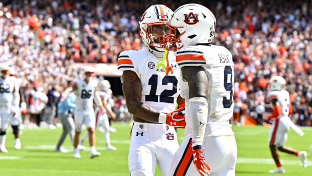 Aaron Rodgers forced to wear Auburn jersey by CJ Uzomah after Cal loss to  Tigers