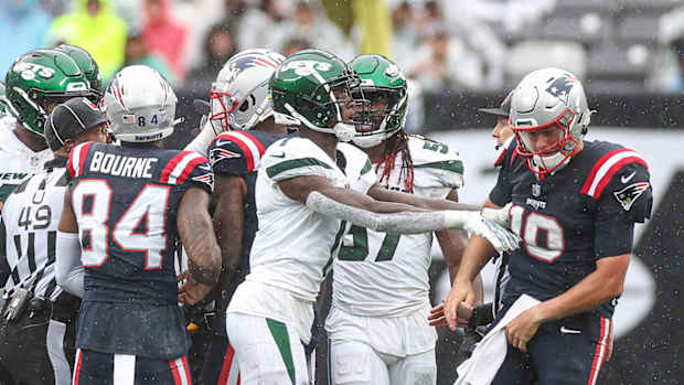 East Rutherford, NJ. 18/12/2022, New York Jets running back Zonovan Knight  (27) looks for running room during a NFL game against the Detroit Lions on  Sunday, Dec. 18, 2022 in East Rutherford