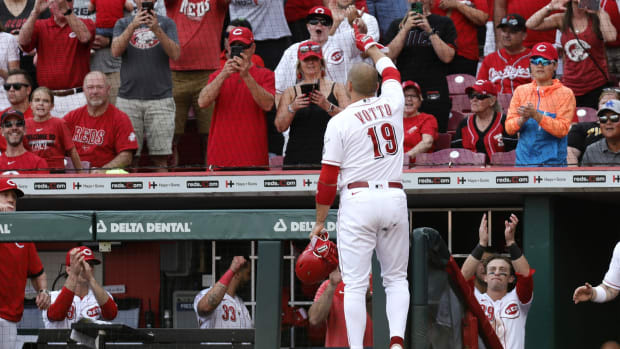 Watch: Reds star Joey Votto trades jersey for fan's shirt 