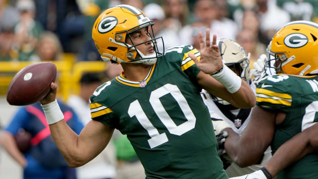 Aaron Rodgers leads Packers past undermanned 49ers, 34-17