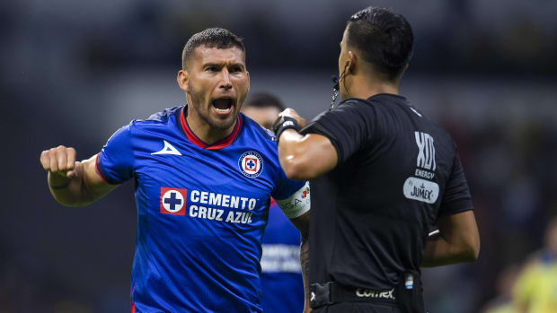 Juan Escobar de Cruz Azul durante el partido ante América en la Liga MX