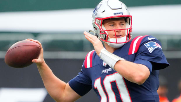 Mac Jones wears Taylor Swift hoodie to first Patriots preseason game - CBS  Boston