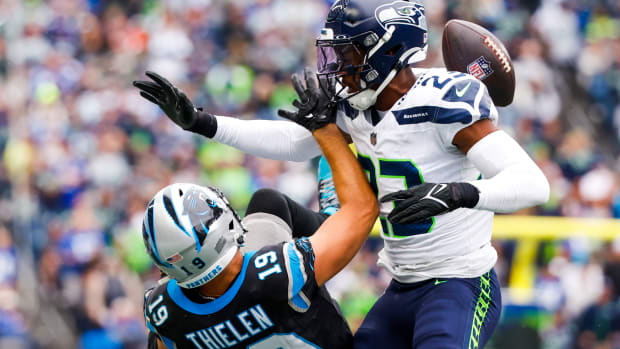 Seattle Seahawks offensive tackle Abraham Lucas (72) during an NFL football  game against the Denver Broncos, Monday, Sept. 12, 2022, in Seattle, WA.  The Seahawks defeated the Bears 17-16. (AP Photo/Ben VanHouten