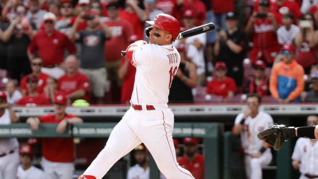 Cincinnati Reds' Joey Votto Gets Emotional Curtain Call After