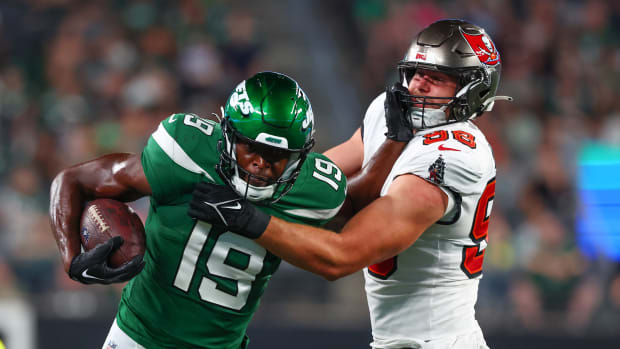 Tom Brady autographs intercepted football for Jets' Brandin Echols