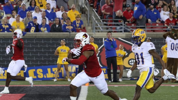 Watch: Louisville Football's Lamar Jackson Gets His No. 8 Jersey Retired -  Sports Illustrated Louisville Cardinals News, Analysis and More