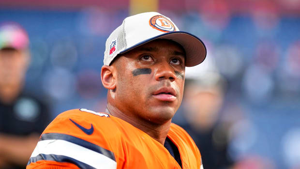 Denver Broncos linebacker Christopher Allen (45) watches game action during  an NFL pre-season game against the Arizona Cardinals, Friday, Aug. 11,  2023, in Glendale, Ariz. (AP Photo/Rick Scuteri Stock Photo - Alamy