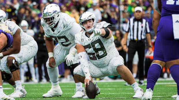 The last time Washington and Oregon faced off we had a CRAZY game with 7  lead changes 😳🍿 Will this time around top it?