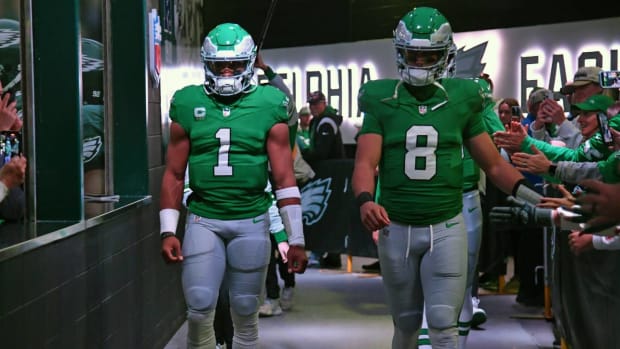 First look at the brand new Kelly green Eagles helmets Via: @templids  #Eagles4Life #EaglesZone #EaglesZoneNation #PhiladelphiaEagles…