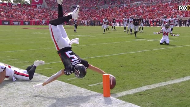 Drake London dives for the end zone against the Buccaneers.