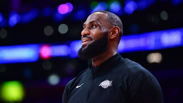 LeBron James Puts On a Lakers Uniform, and a Stoic Mask - The New