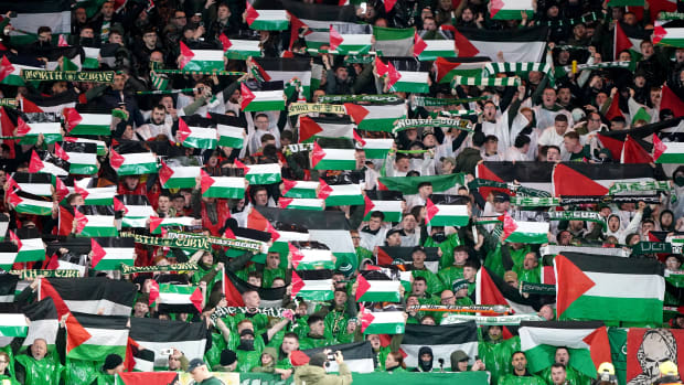 La Green Brigade del Celtic desplegó banderas palestinas durante su duelo ante Atlético de Madrid en la Champions League