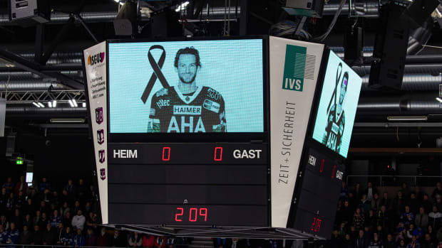 El jugador de hockey estadounidense Adam Johnson de 29 años falleció tras un accidente en la pista de hielo