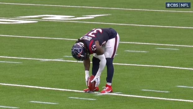 Texans RB Dare Ogunbowale prepares to kickoff.