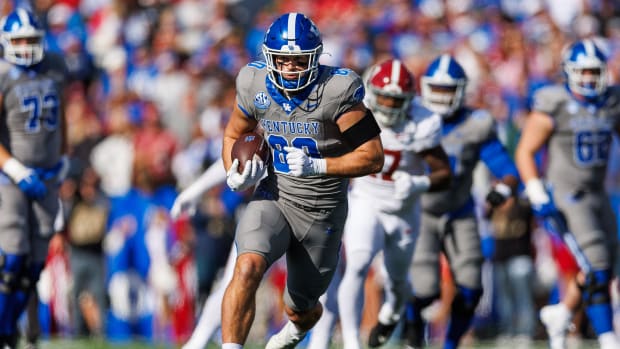 Nov 11, 2023; Lexington, Kentucky, USA; Kentucky Wildcats tight end Brenden Bates (80) runs the ball during the second quarter against the Alabama Crimson Tide at Kroger Field. Mandatory Credit: Jordan Prather-USA TODAY Sports