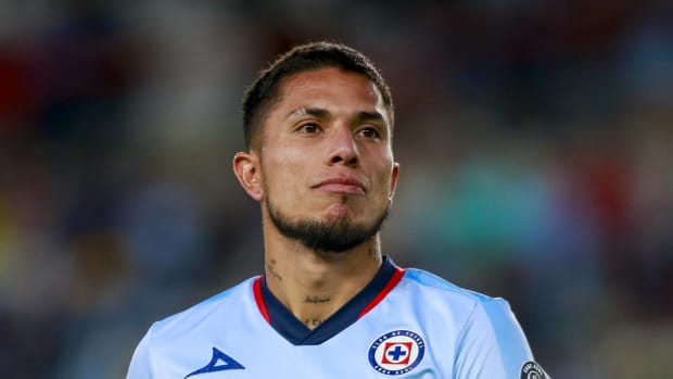 Carlos Salcedo llegó a Cruz Azul para este torneo donde pasó con más pena que gloria