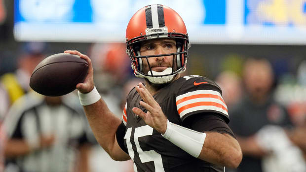 Joe Flacco delivers a pass for the Browns in a game against the Rams