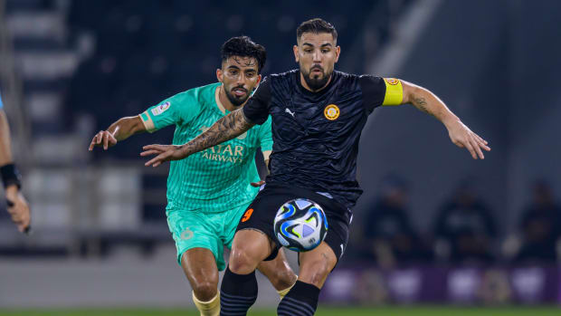 Andy Delort con el balón