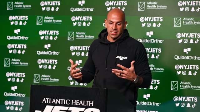 Jets' head coach Robert Saleh speaks at OTAs