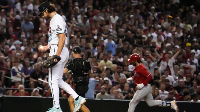 Diamondbacks fans' second date at Chase Field goes viral on Twitter