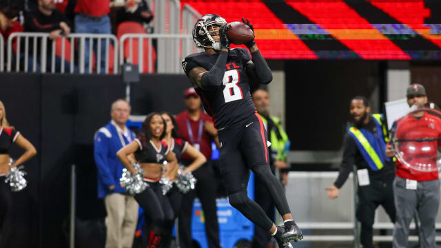 Atlanta Falcons tight end Kyle Pitts (8) catches a pass for a touchdown against the Tampa Bay Buccaneers in the first half at Mercedes-Benz Stadium.