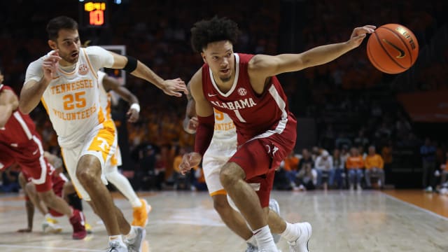 Alabama Crimson Tide guard Mark Sears (1) loses the ball during the first half against the Tennessee Volunteers at Thompson-Boling Arena at Food City Center.