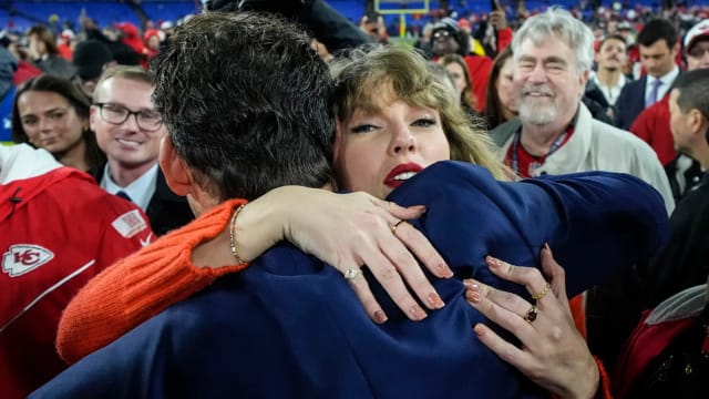 taylor-swift-embraces-former-nfl-75620660