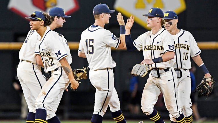 College World Series Michigan Beats No 2 Vanderbilt In