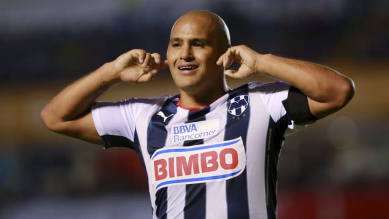 El Chupete Suazo Podria Volver Al Futbol Mexicano Sports Illustrated [ 432 x 768 Pixel ]