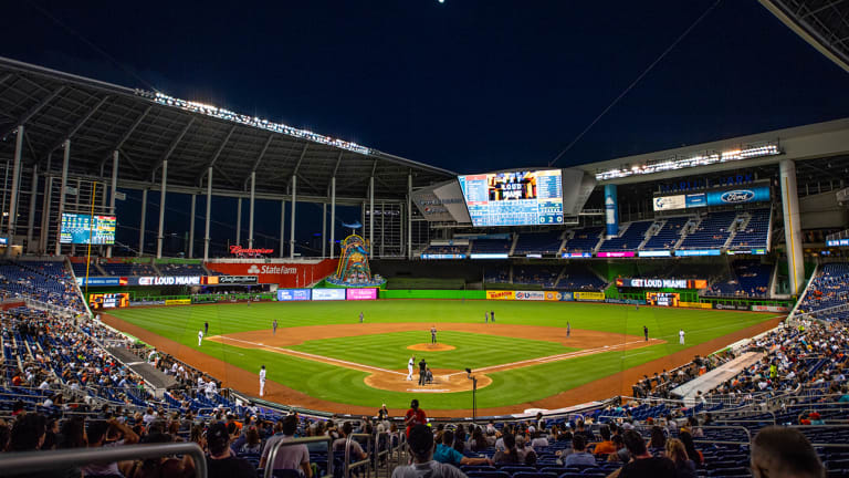 Marlins introducing fan section with instruments in Comunidad 305 ...