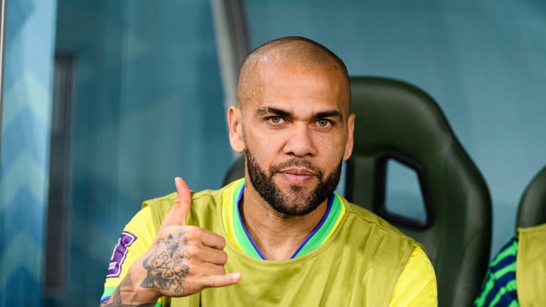 ¿Se le pasó la mano? Acusan a Dani Alves de acoso sexual en antro en Barcelona