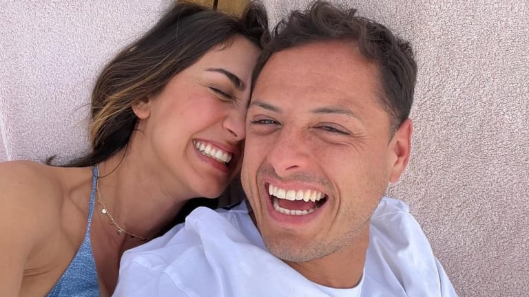 Aficionadas atacan a Chicharito por vacaciones con su novia