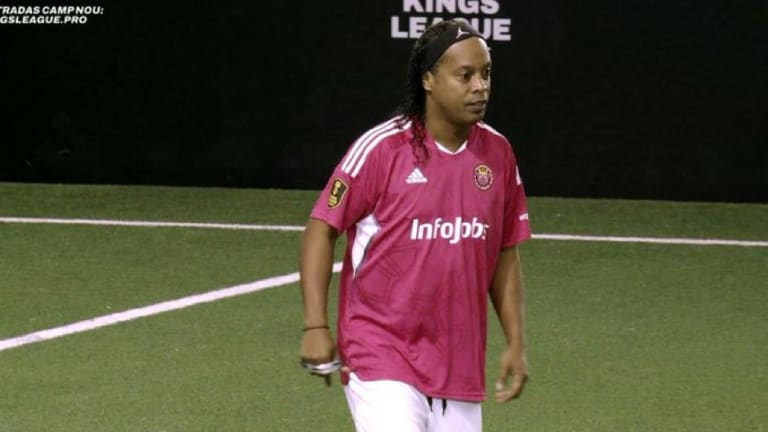 Ronaldinho representando a los jugadores veteranos en la Kings League es genial
