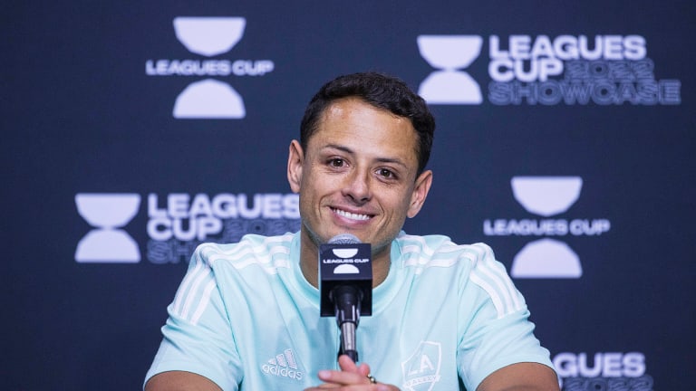 ¿Es buena idea? Le abren las puertas a Chicharito en El Tri