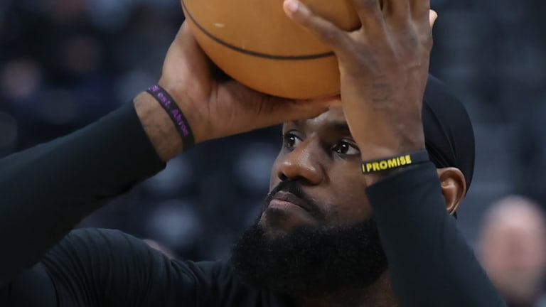 Video: Compañeros de LeBron interrumpen sus entrevistas con balidos de cabra