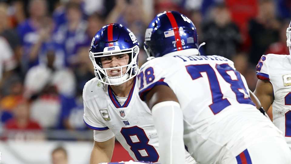 New York Giants-Green Bay Packers Halftime Report: Packers Up 20-10 in  London Game - Sports Illustrated New York Giants News, Analysis and More