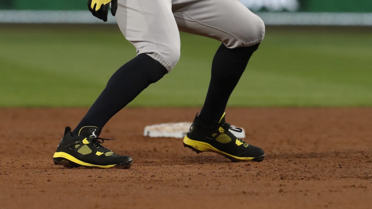 Aaron Judge Pays Tribute to Roberto Clemente With His Cleats - Sports  Illustrated FanNation Kicks News, Analysis and More